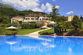 Romantisches Gardaseehotel Luxus Pool (4)